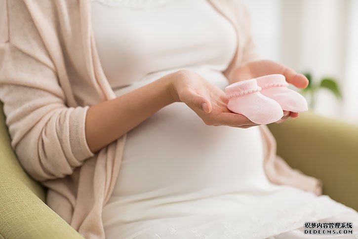 输卵管有积水不处理直接移植对着床有没有影响？