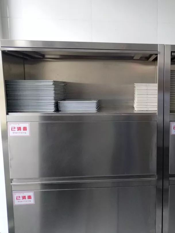 当宝宝第一次走路时，他们或许会感到迷茫和不安。然而，在父母的陪伴和关爱下，他们最终会克服困难，实现这个重要的里程碑。