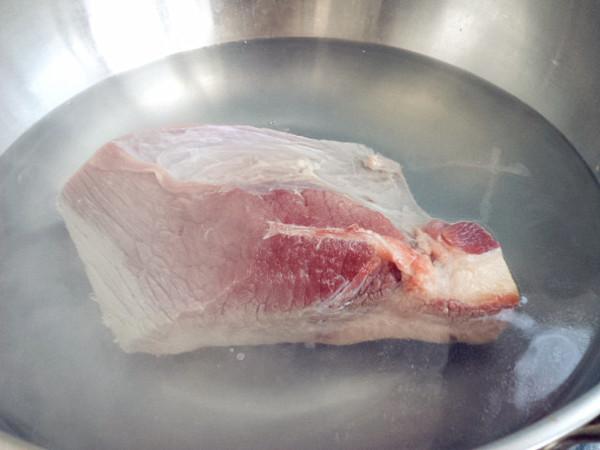 耳朵方出现包块，按压时疼痛，可能是哪些因导致的？